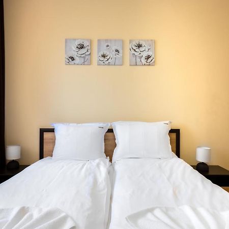 Nomad Haven: 1Bd Flat With Balcony & Desk Apartment Sofia Exterior foto